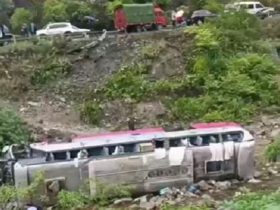 重庆载20人客车侧翻 已致1死1重伤 村民砸车窗救人
