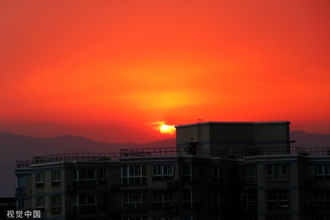北京：傍晚现红色夕阳