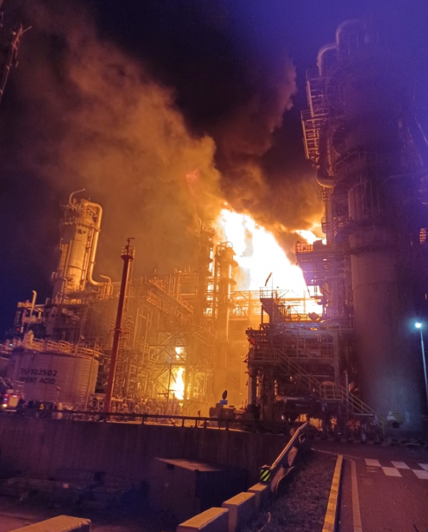 韩国一炼油厂大爆炸致1死9伤：火柱腾起数十米