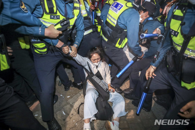 拜登下榻酒店外 韩国学生与警察爆发激烈冲突