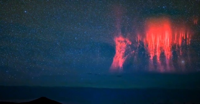 喜马拉雅山脉爆发红色精灵闪电 网友：就像宇宙极致浪漫烟花秀