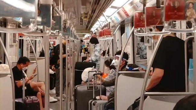 实拍上海地铁:多是拖行李离沪乘客，目前离沪需持48小时内核酸证明