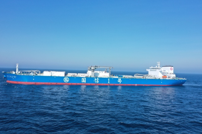 全球首艘！10万吨级智慧渔业大型工船在青岛交付
