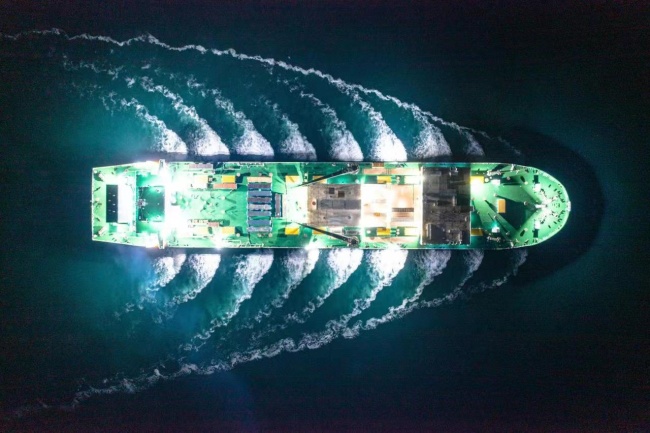 全球首艘！10万吨级智慧渔业大型工船在青岛交付