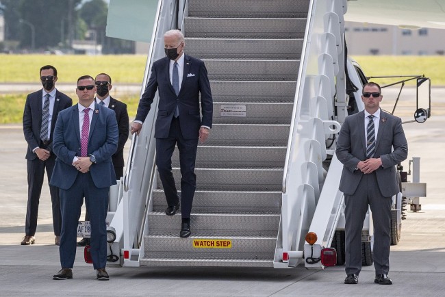 美国总统拜登抵达东京美军基地 开始为期3天的访问