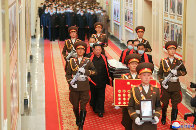 朝鲜人民军元帅玄哲海出殡 金正恩为其扶柩