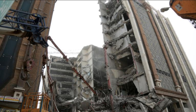 伊朗10层建筑物倒塌现场：80人仍被困瓦砾下