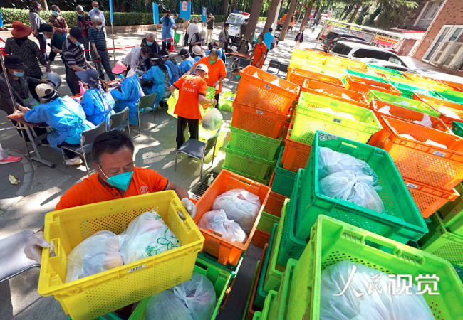 北京：海淀区永定路街道发放爱心蔬菜包