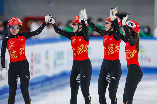 2月18日，黑龙江队选手徐爱丽（左一）、臧一泽（左二）、范可新（右二）、王欣然在夺冠后向观众致意。新华社记者 黄伟 摄